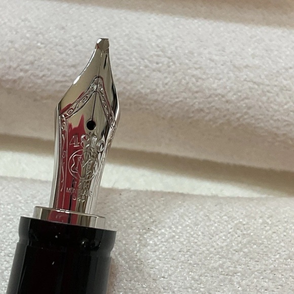 Montblanc BOHEME  14K 4810 585 Black Fountain Pen - Picture 15 of 16